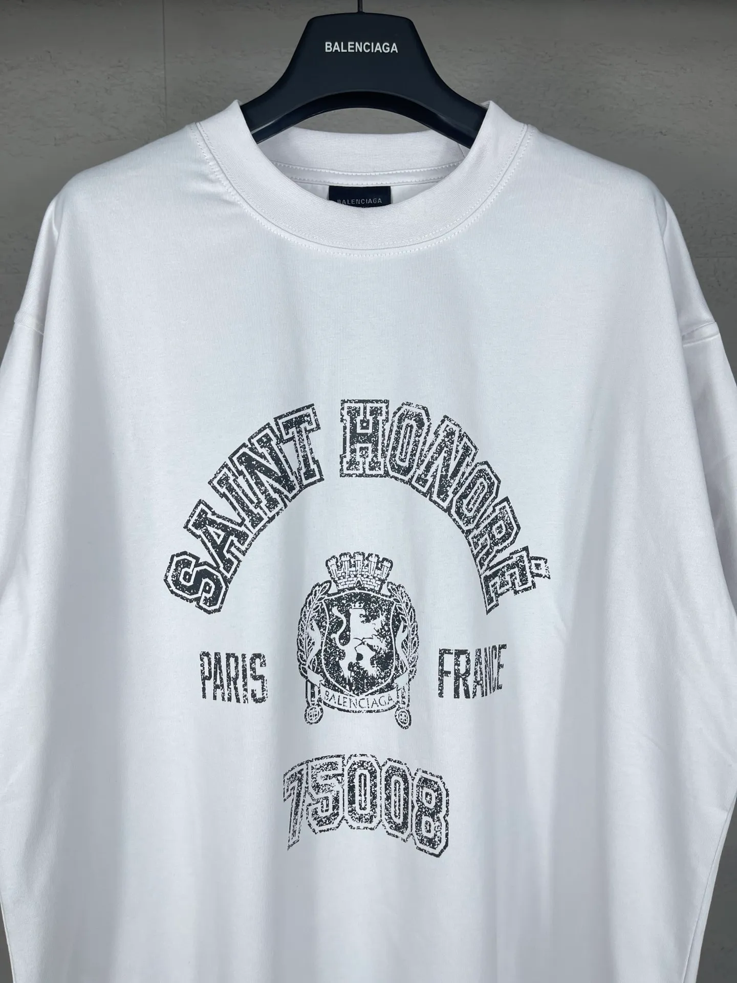 💰150 real photos [Top version. Official website quality] BALENCI*GA/Paris. SS24 latest model, front Saint-Honore art destruction crack print short-sleeved T-shirt. Brick cabinet synchronization. Genuine product developed at the first time, happy to print and compare! The fabric is made of Paris ZP custom-woven and dyed cotton double yarn. Weighing 260 grams, the cloth surface is clean. The cloth pattern is clear, soft and comfortable. The threads are dyed with no color difference. The printing uses environmentally friendly imported materials. The letters are clear and the effect is three-dimensional. The version adopts OS loose shoulder design. Same style for men and women. Code: BL223389 Color: off-white Size: XS S M L